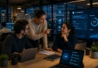 Team samarbetar på kontor med AI-assistent som hjälper till med analys, automatisering, dokumenthantering och projektuppföljning.